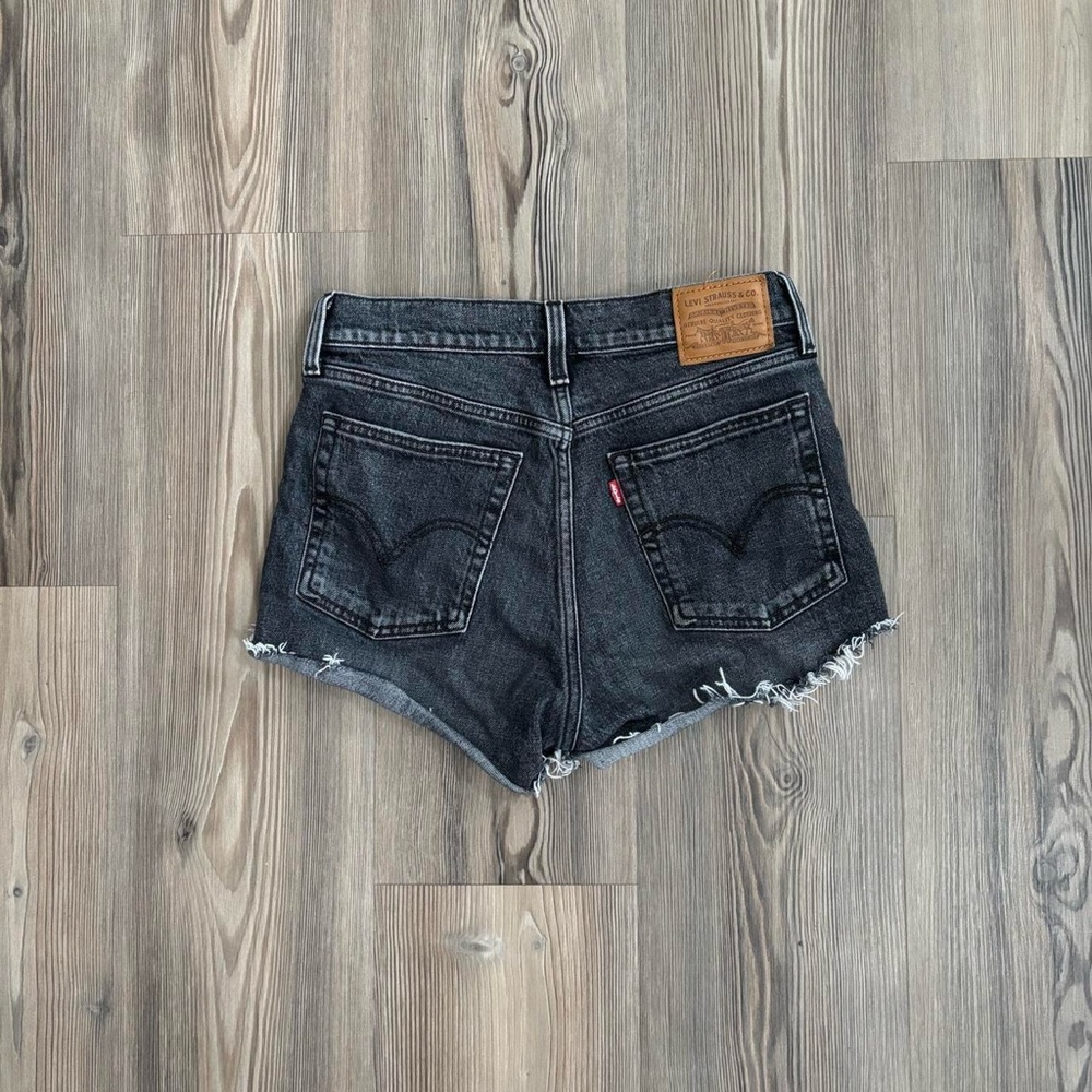 27 Waist Women’s Levi’s Wedgie Jean Shorts